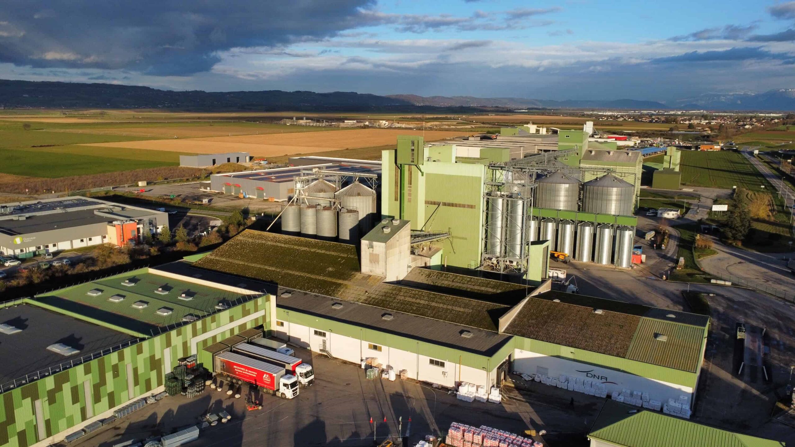 Une usine de fabrication d'aliments vue du ciel